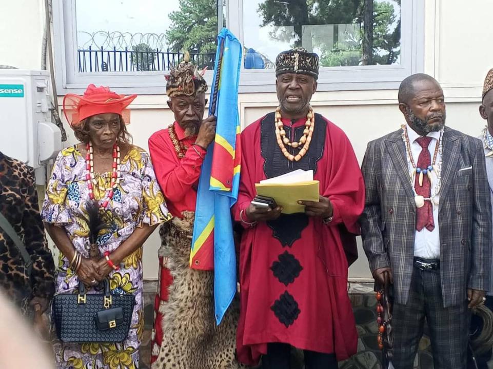 La délégation des chefferies conduite par Mfumu DIFIMA lors du dépôt de leur courrier au Palais de la Nation