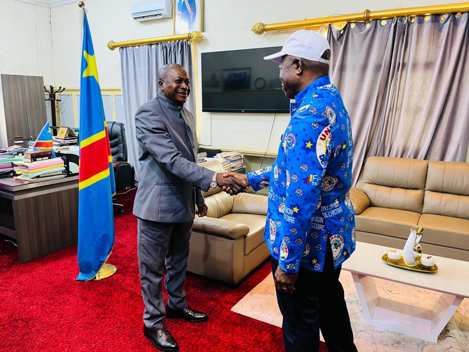 Poignée de main entre le Professeur André Mbata Mangu, Secrétaire permanent de l'Union sacrée de la Nation, et le Gouverneur du Kasaï central, Joseph Moïse Kambulu