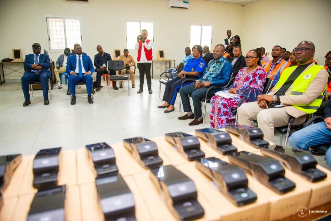 Le dispositif de contrôle du nouveau permis de conduire exposé avant sa distribution