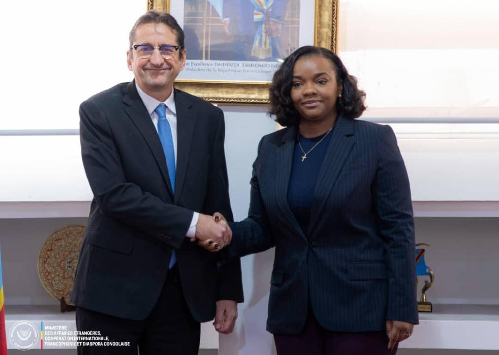 Poignée de main entre Bruno Lemarquis, Représentant spécial adjoint de l’ONU en RDC, et Noëlla Ayeganagato,  vice-ministre des Affaires étrangères