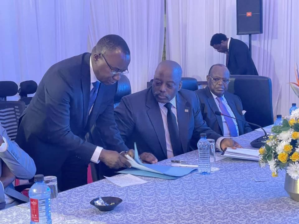 Joseph Kabila Kabange entouré de ses lieutenants, lors du lancement du mouvement citoyen et politique Sauvons la RDC, à Nairobi.