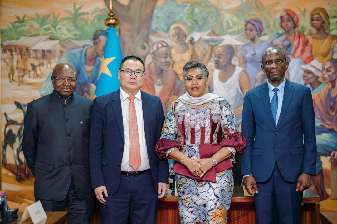 La Première Ministre , Judith Suminwa, entourée du délégué de la firme Chinoise , LiuGong, à sa droite et du ministre des infrastructures, John Banza