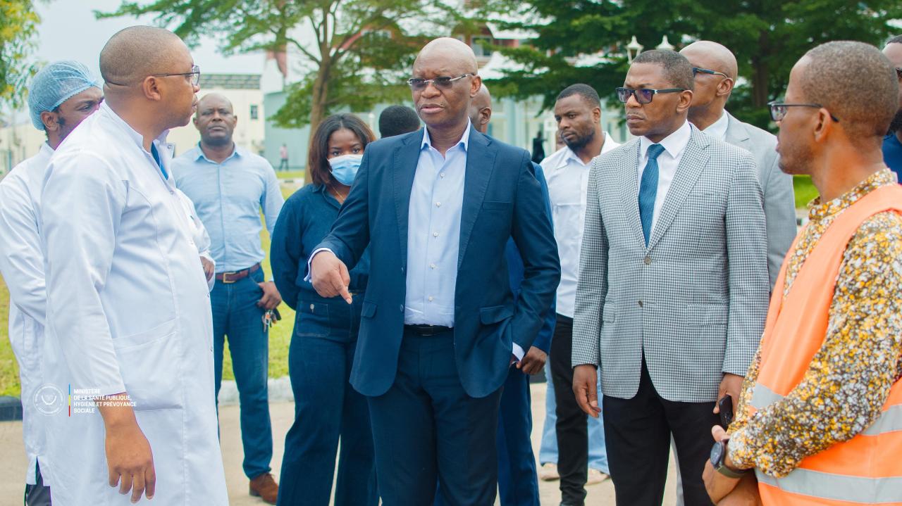Le ministre de la Santé, Roger Kamba, visite les installations de Centre Hospitalier Universitaire du Cinquantenaire
