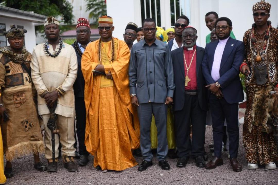 Le Ministre délégué Eliezer Ntambwe et un groupe d'autorités traditionnelles