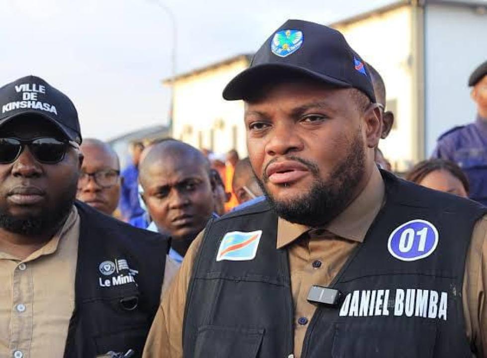 Le gouverneur de la ville de Kinshasa, Daniel Bumba, accompagné du ministre provincial en charge des Infrastructures, Travaux publics, Affaires foncières, Urbanisme et Habitat lors d'une visite inspection