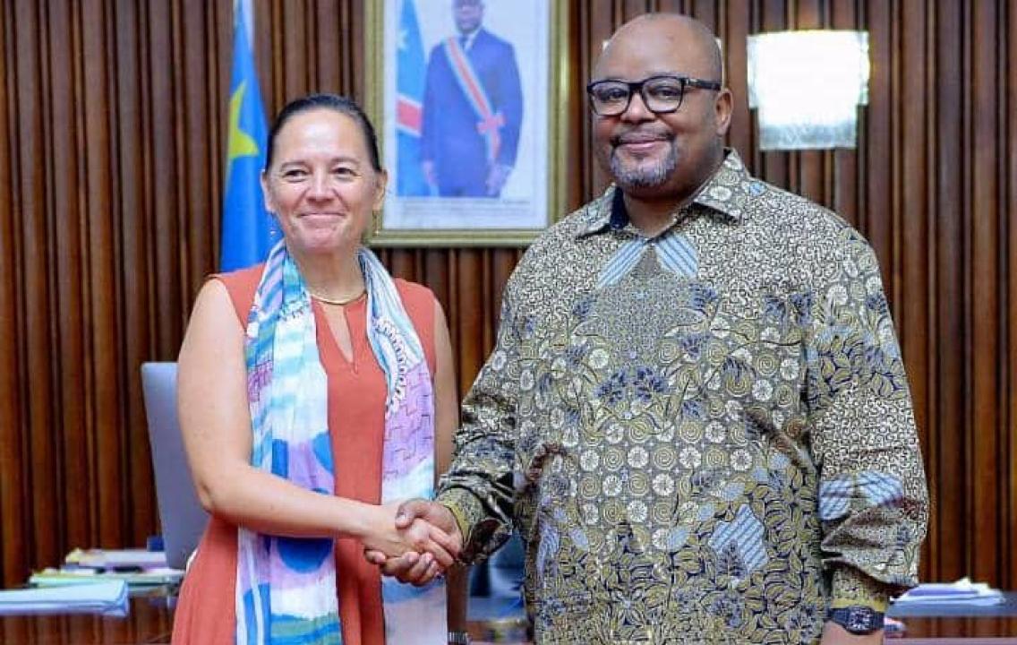 Poignée de main entre le Président de la chambre basse du Parlement de la RDC, Aimé Boji Sangara, Roxane De Bilderline, Ambassadrice du Royaume de Belgique en RDC