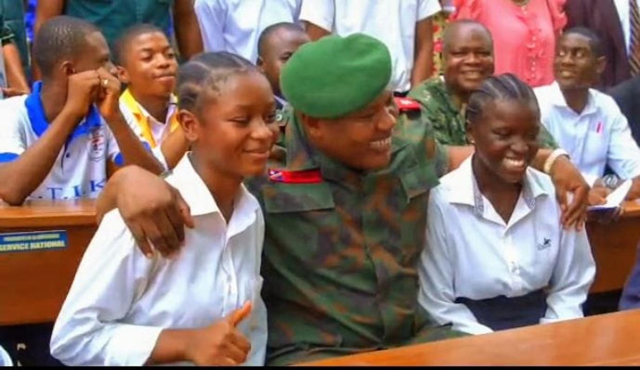 Le commandant du Service National, le Lieutenant-général Jean-Pierre Kasongo Kabwik, et deux élèves de l'institut Sainte Marthe de la N'sele.