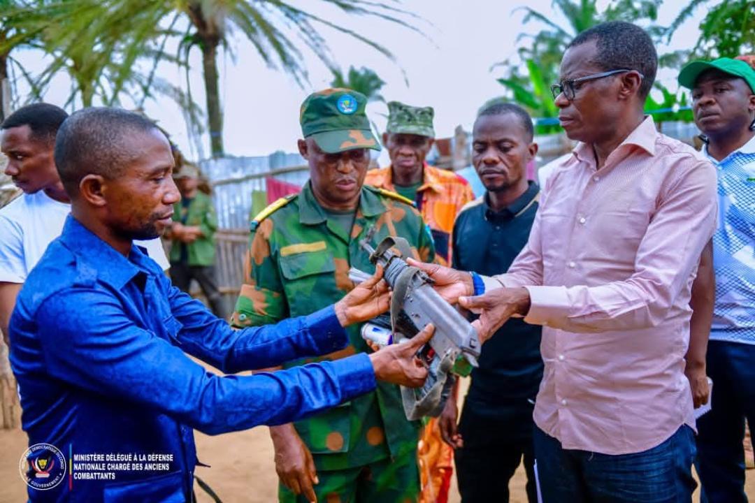Le ministre délégué à la Défense nationale, Eliezer Tambwe Mposhi lors de la cérémonie de reddition des Mobondos.