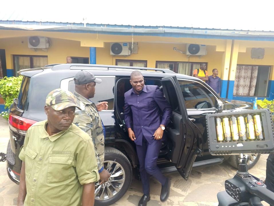 Le Gouverneur du Kongo Central Grâce Bilolo lors de son arrivée à l'Assemblée provinciale