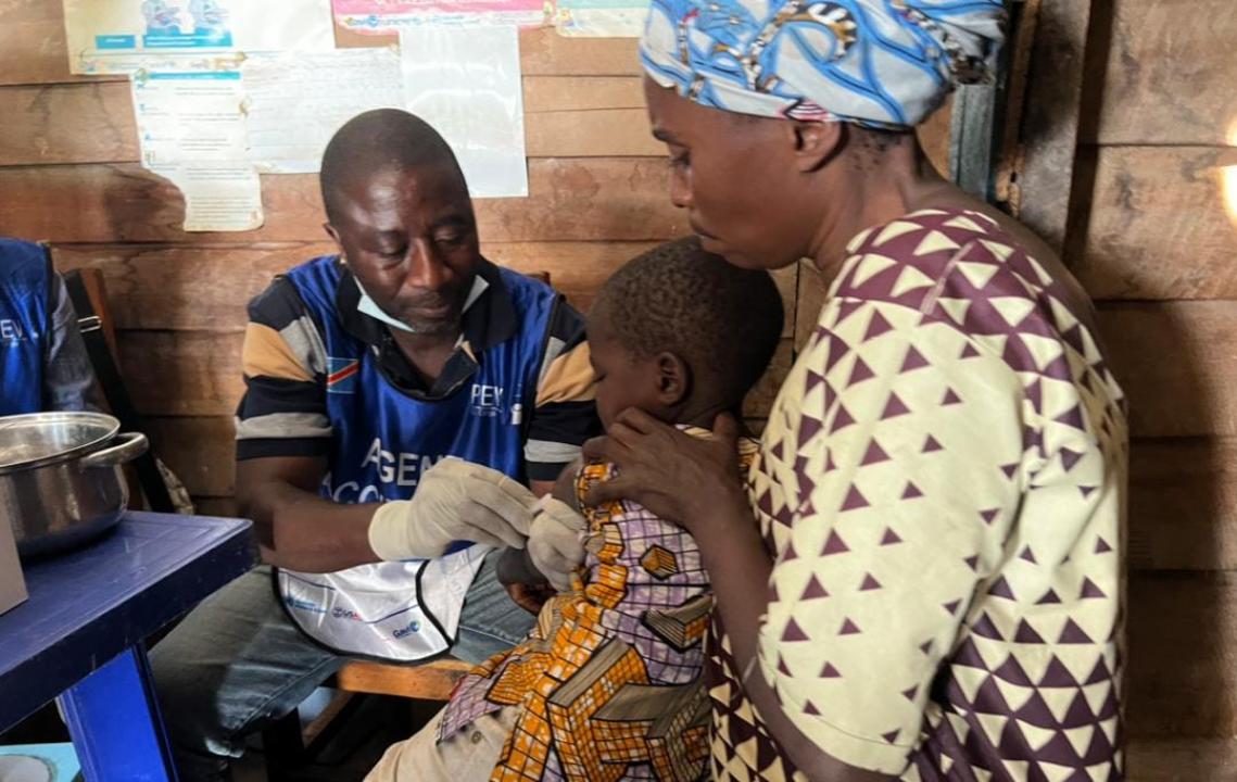 Un enfant reçoit un vaccin contre la rougeole dans le territoire de Masisi, au Nord-Kivu [photo d’illustration]