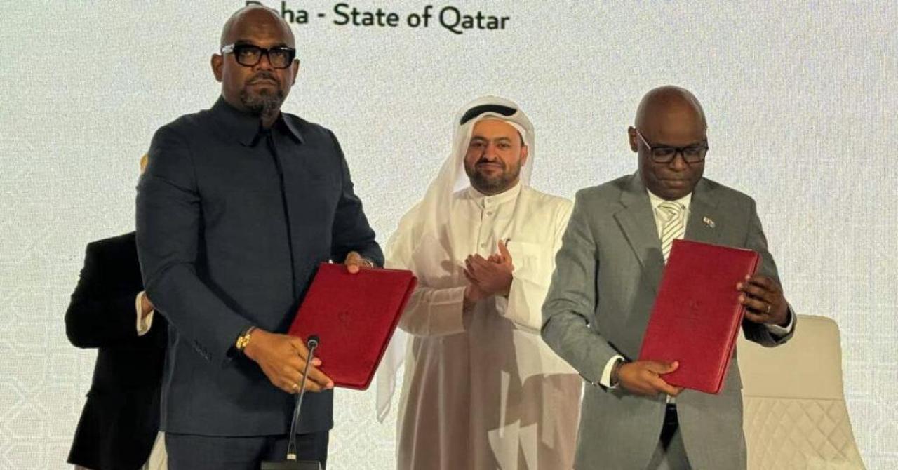 Les chefs de deux délégations de la RDC et du M23-AFC en train de brandir l’accord-cadre de paix signé, le 15 novembre 2025, à Doha [photo d’illustration]