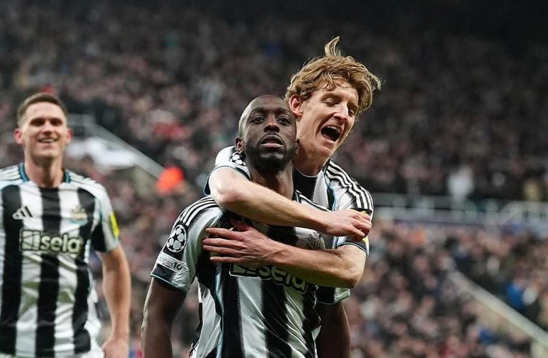 Yoane Wissa en pleine célébration avec ses coéquipiers de Newcastle. [Photo d'illustration]