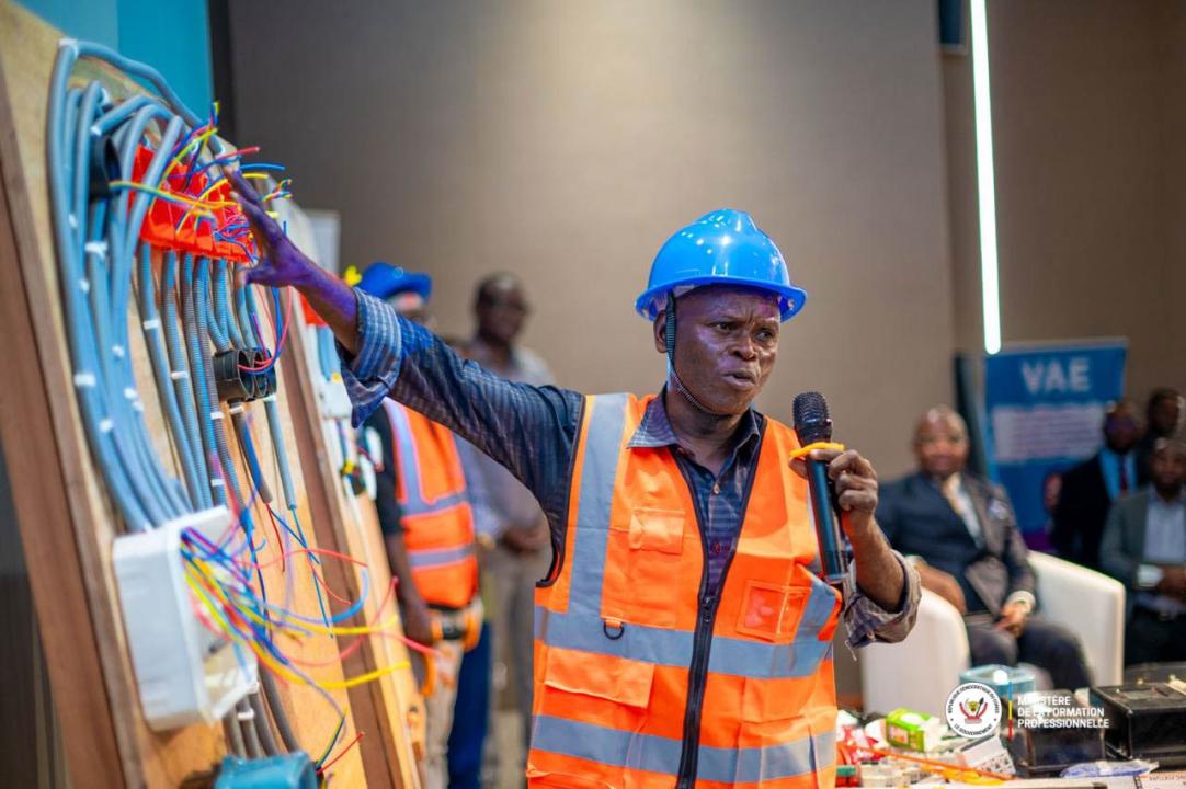 Le ministre d'État, ministre de la Formation professionnelle, Marc Ekila Likombo, lors du lancement du premier jury de la valorisation des Acquis de l'Expérience