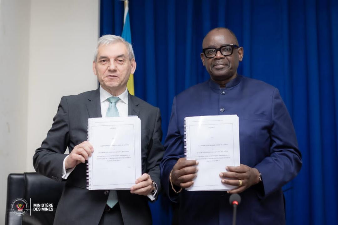 Le ministre des Mines, Louis Kabamba, avec le représentant de la société Xcalibur Multiphysics Group SL [photo d'illustration]