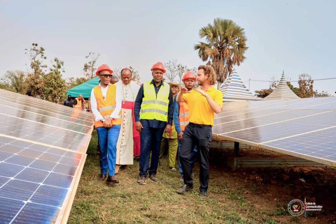 Jean Bakomito visite la centrale solaire de Dungu après son inauguration