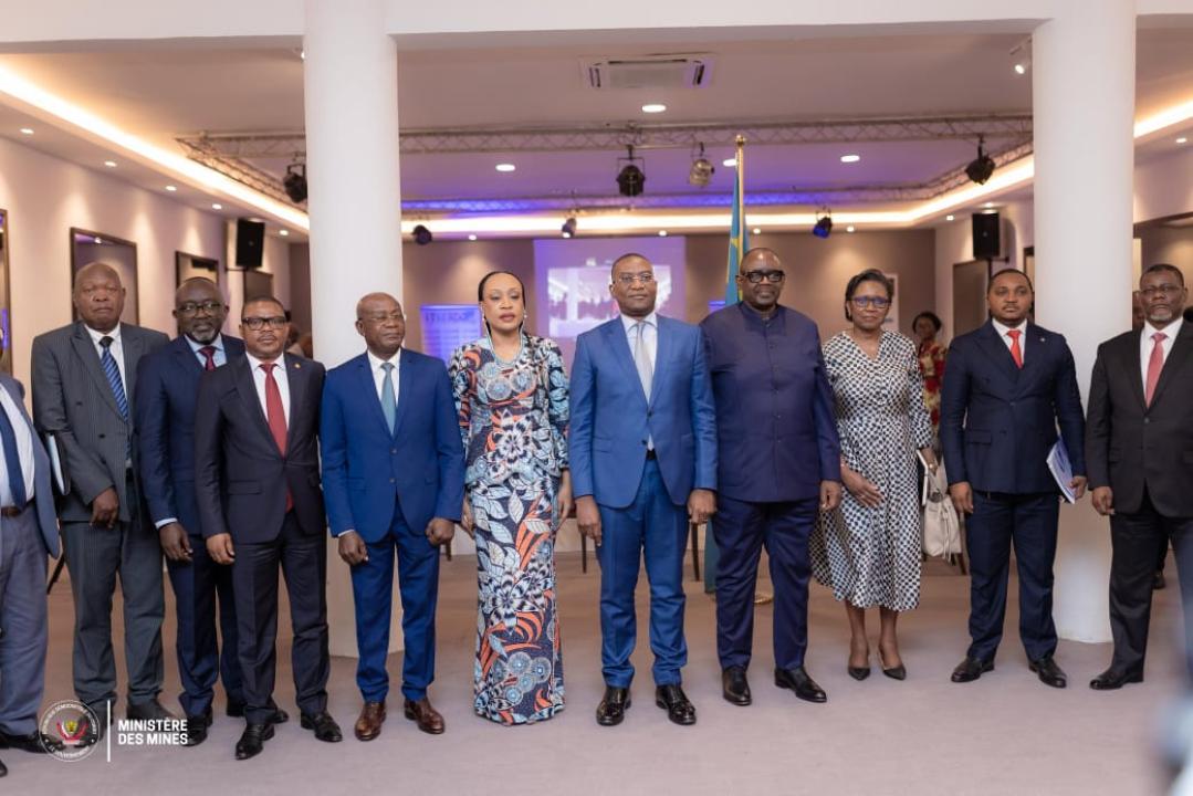 Le Comité exécutif de l'ITIE et quelques membres du Gouvernement [photo d'illustration]