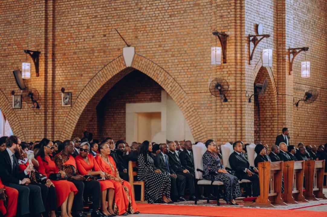 La Première Ministre Judith Suminwa a honoré la mémoire du Sénateur François Kaniki, jeune frère de feu Cardinal Mosengwo