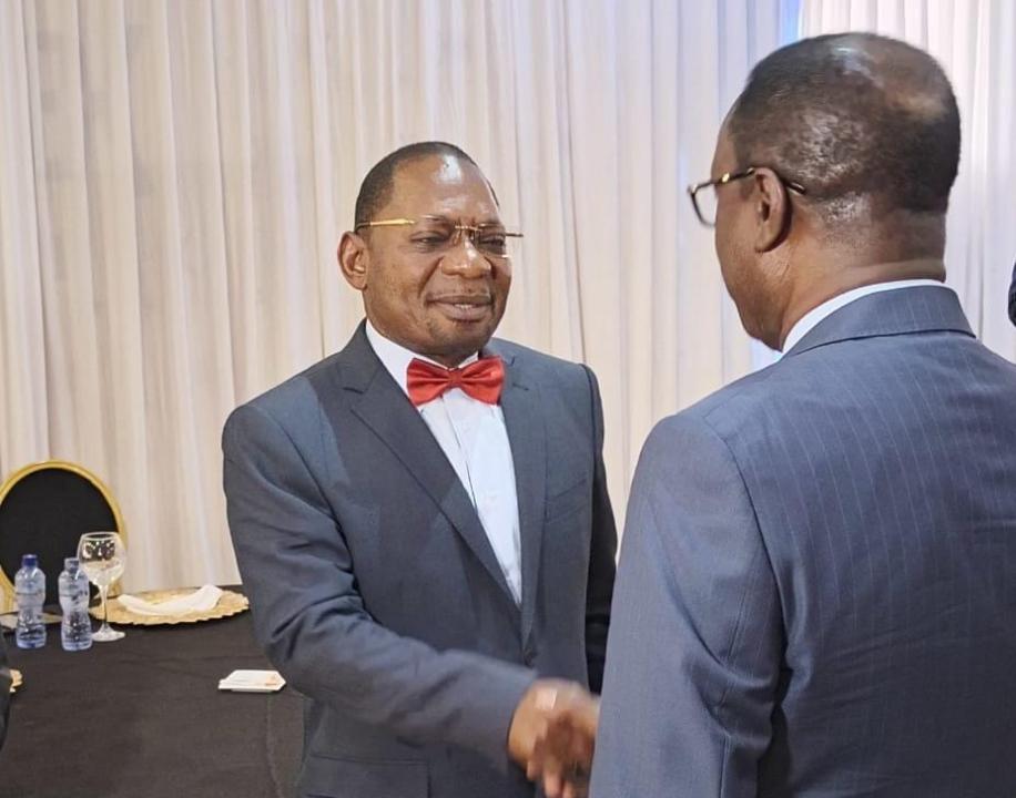 Poignée des mains entre le Procureur Général Firmin Mvonde avec l'un de ses collaborateurs