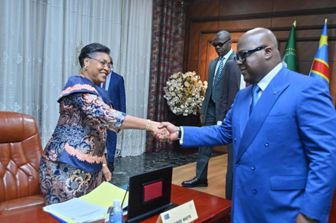 Poignée de main entre le Président Tshisekedi et la Première Ministre Judith Suminwa