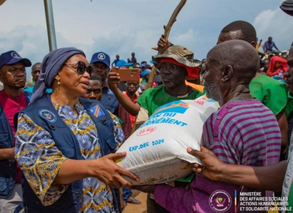 La ministre des Affaires sociales, Actions humanitaires et Solidarité nationale, Eve Bazaïba, en train de distribuer des vivres aux réfugiés congolais au Burundi [photo d’illustration]