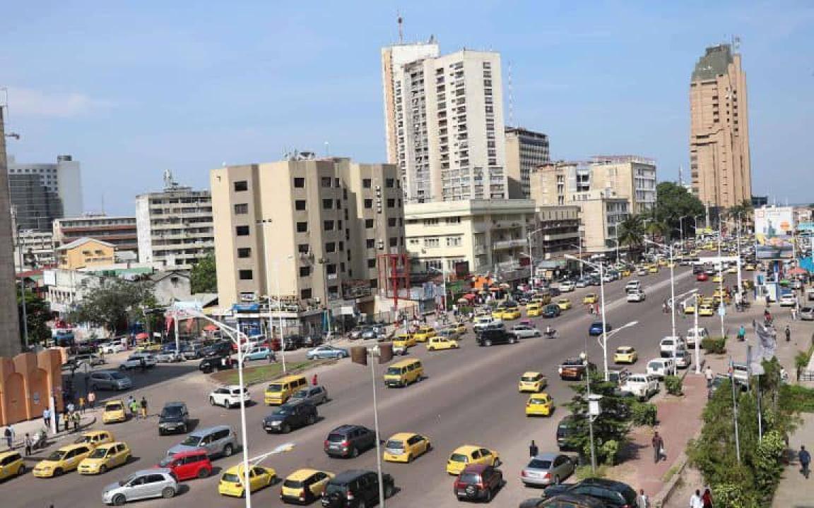 Vue panoramique du boulevard du 30 juin à Kinshasa