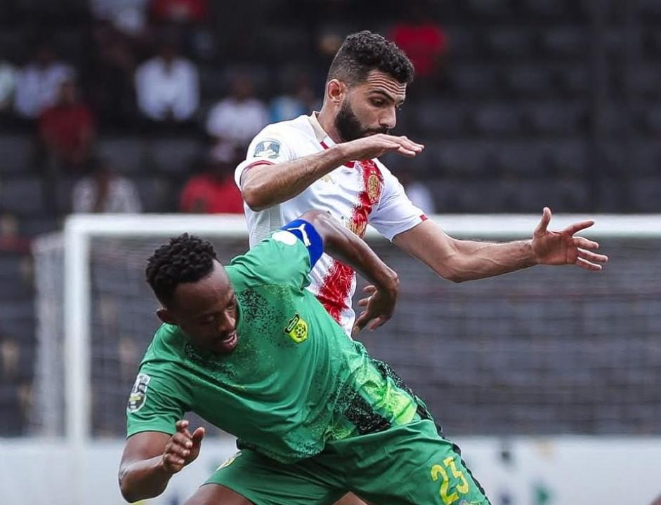 Un joueur de Maniema Union en duel avec celui du WAC. [Photo d'illustration]