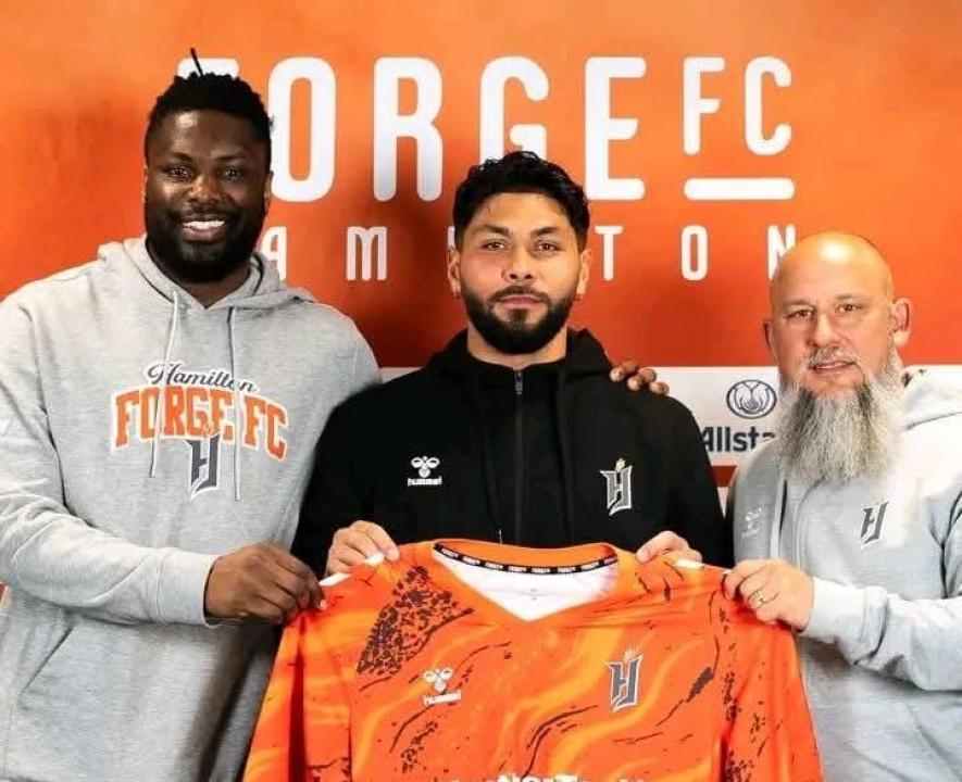 Dimitry Bertaud entouré de deux sociétaires de Forge FC.