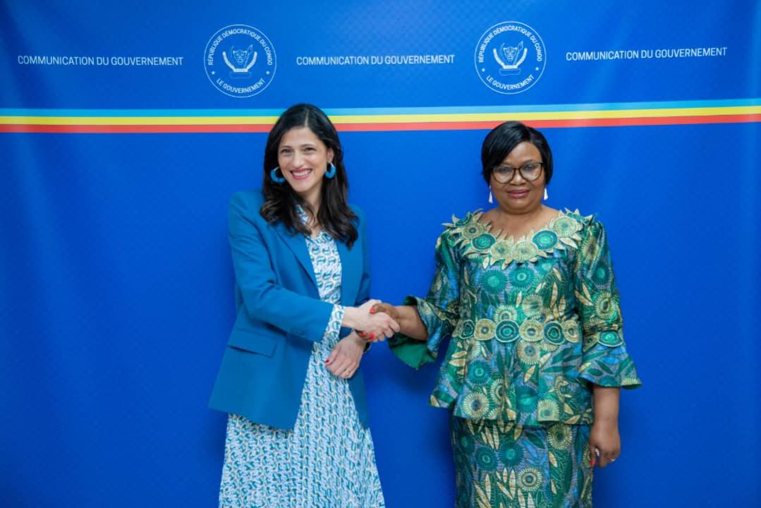 Poignée de main entre la ministre de l'enseignement Marie Nyange et Éléonore Caroit ministre française chargée de la Francophonie