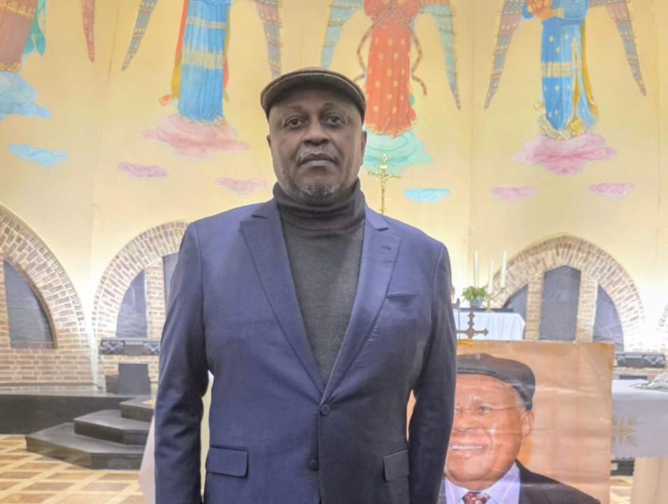 Jean Jacques Mbungani dans l’enceinte de la paroisse Saint Charles Borromée à l’occasion du 9ème anniversaire de la mort d’Etienne Tshisekedi