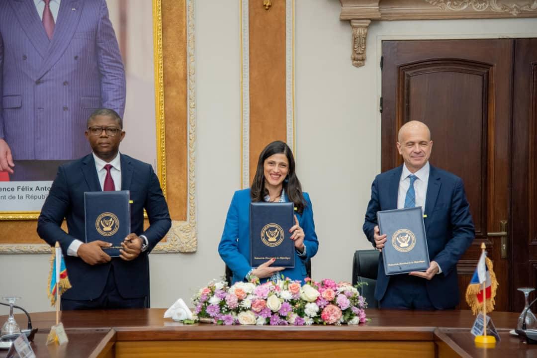Éléonore Caroit, ministre déléguée à la Francophonie de la France, entourée des représentants de l'AFD et  ADPI