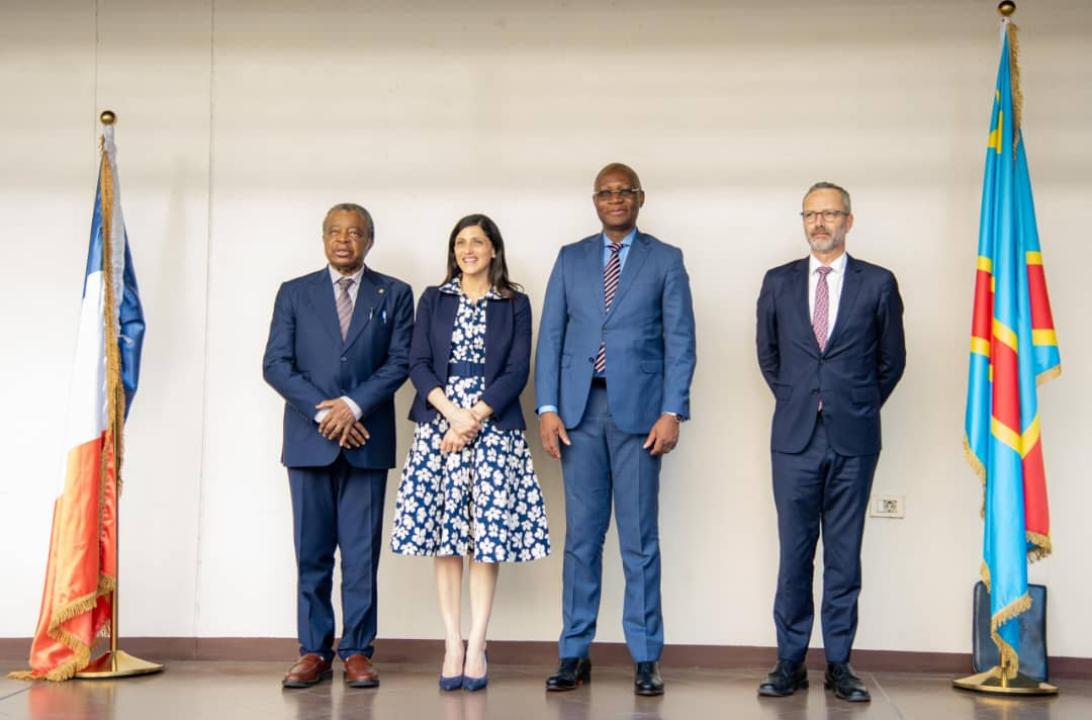 Éléonore Caroit, ministre déléguée à la francophonie entourée à sa droite du Dr. Jean-Jacques Muyembe à sa droite  du ministre de la Santé Roger Kamba et de l'ambassadeur de la France en RDC