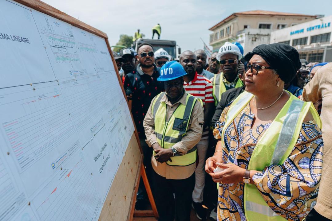 La Première Ministre Judith Suminwa lors d'une descente dans la province de la Mongala