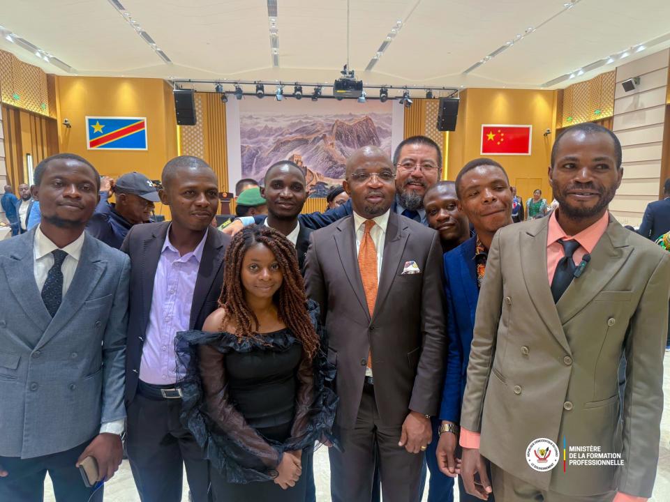 Le ministre d'État, ministre en charge de la formation professionnelle Marc Ekila, entouré de quelques jeunes congolais ayant participé à la conférence sino-congolaise sur la formation professionnelle tenue à Kinshasa