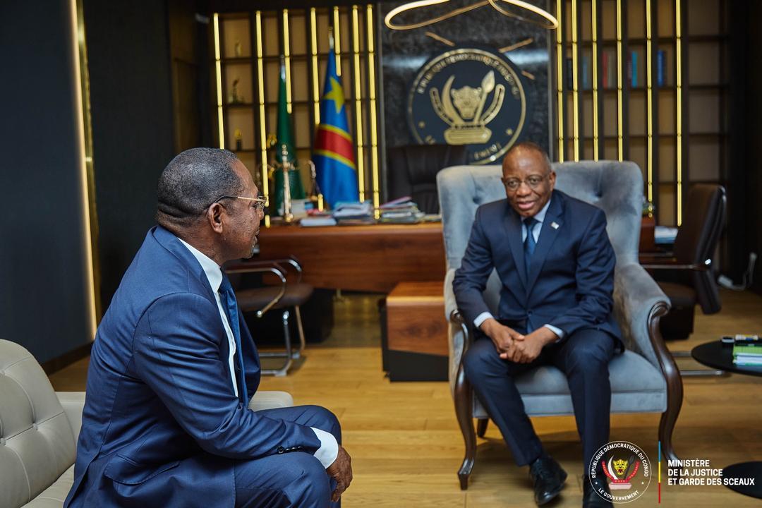Le Procureur Général près la Cour de Cassation, Firmin Mvonde, reçu par le ministre Guillaume Ngefa