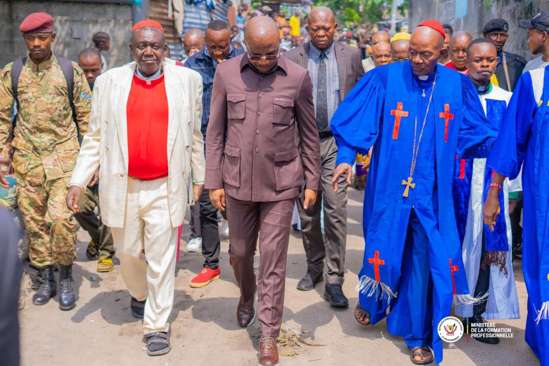 Le ministre d'État, ministre en charge de la formation professionnelle, entouré des membres de la communauté CONEICO-ESECO