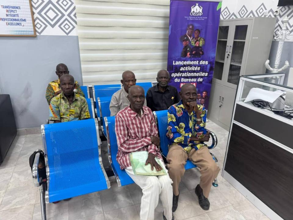 Quelques agents publics assises dans la salle de réception du nouveau bureau local de la CNSSAP à Bumba dans la province de la Mongala