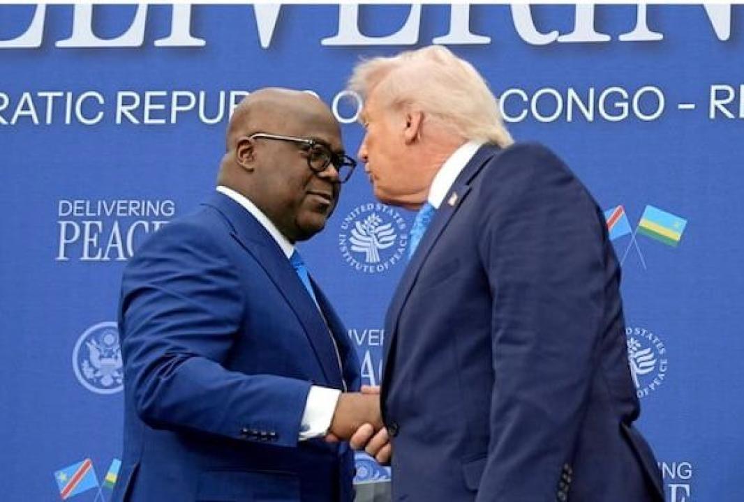 [De gauche à droite ] Félix Tshisekedi et Donald Trump lors de la cérémonie de la signature de l’accord de paix entre Kinshasa et Kigali