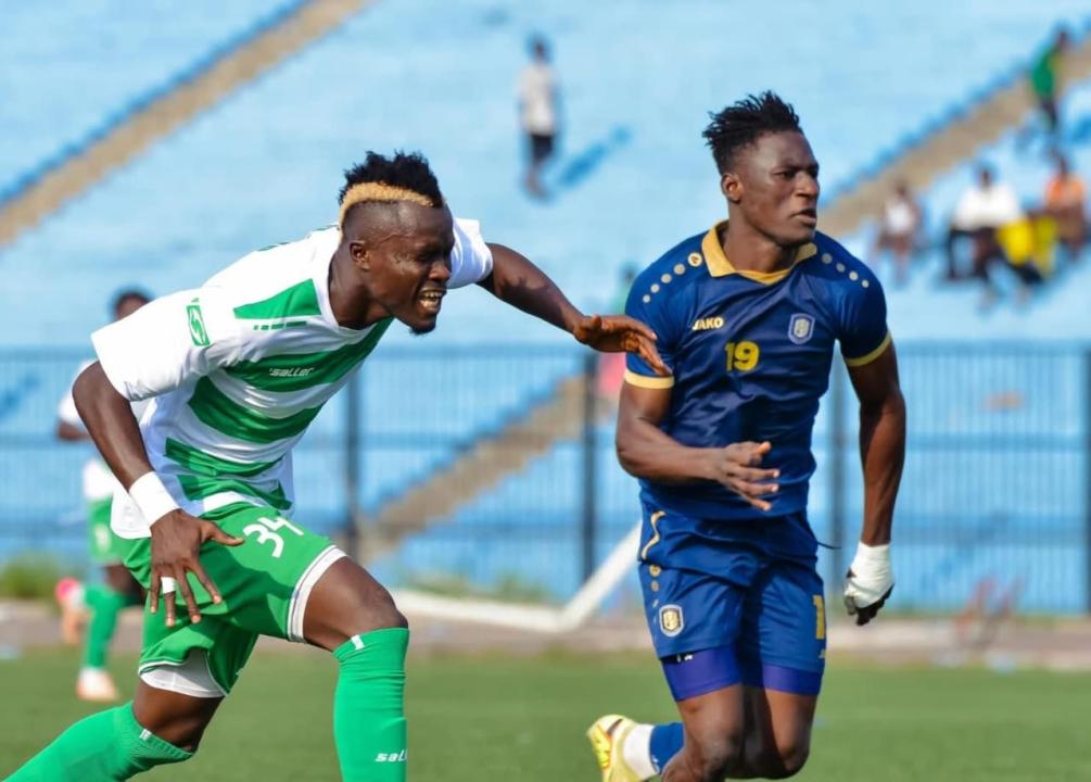 Le défenseur du DCMP, Nzungu Mafuana en duel avec un joueur du FC les Aigles du Congo, lors d'une rencontre de Linafoot. [Photo d'illustration]