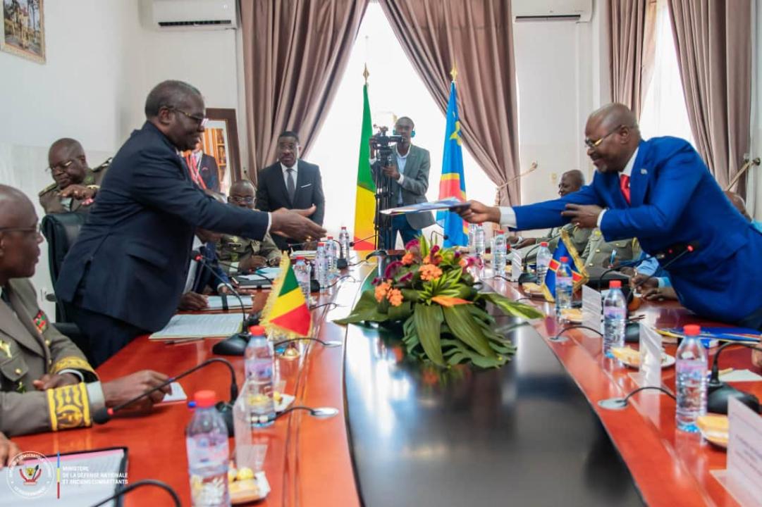 Le VPM de la Défense nationale de la RDC Guy Kabombo Muadiamvita et son homologue du Congo Brazzaville lors d'une visite officielle axée sur le renforcement des liens sécuritaire et stratégie entre les deux pays