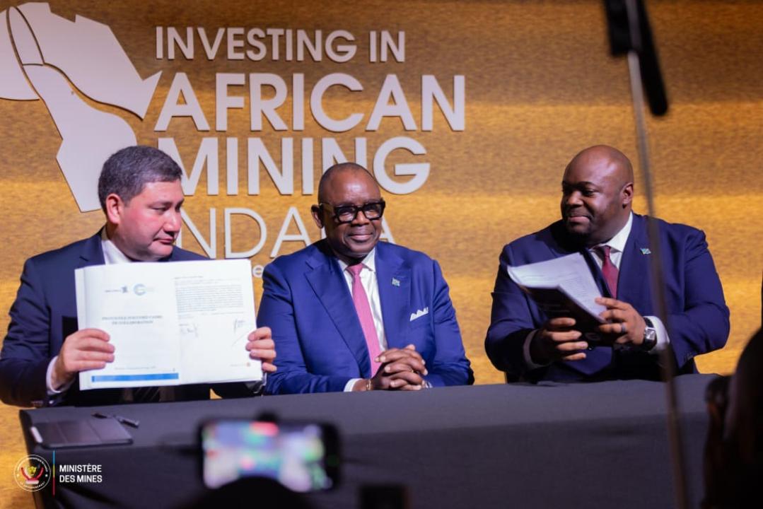 Au milieu, le ministre des Mines, Louis Watum Kabamba et les représentants de deux entreprises minières [ photo d'illustration]