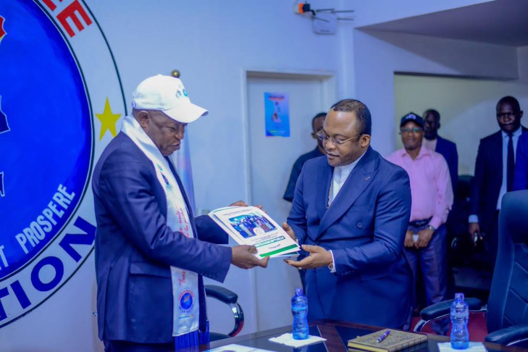 Au siège de l’Union Sacrée de la Nation, l’Archevêque Dodo Kamba (à droite) remet au secrétaire permanent de l’Union Sacrée (à gauche) les conclusions des experts du CIC pour un dialogue inclusif