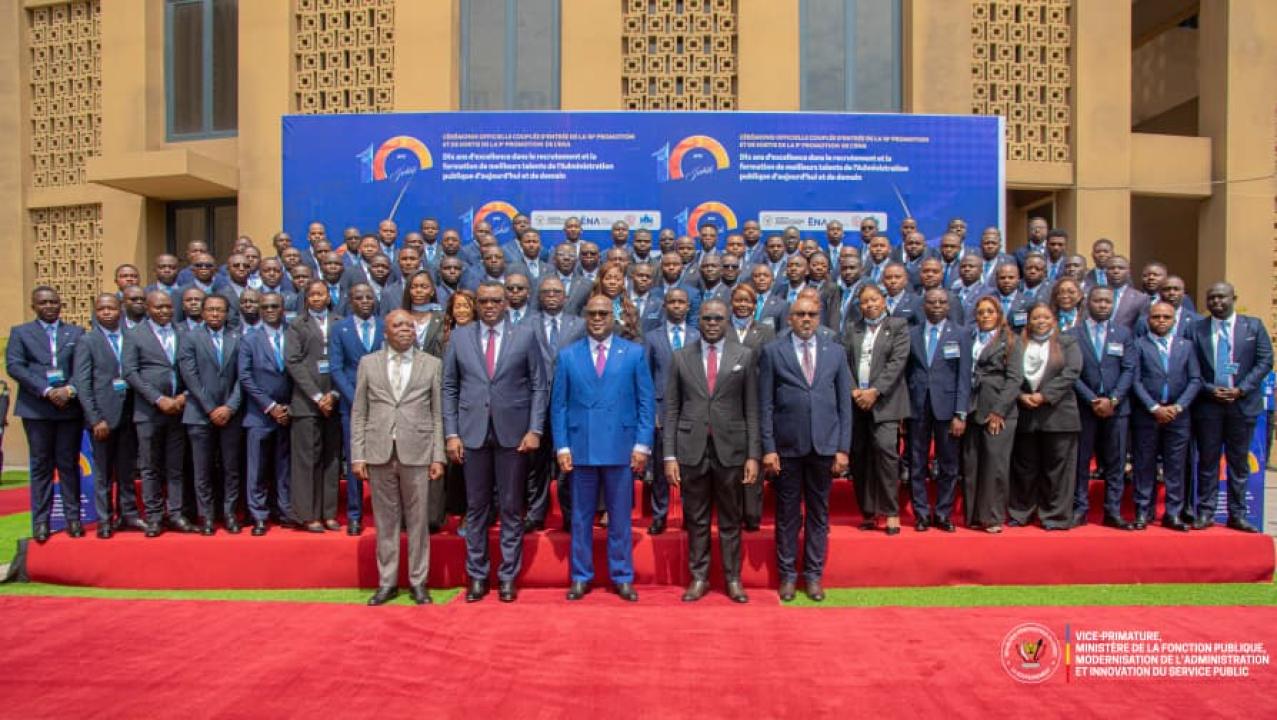 Le Président Tshisekedi pose avec le VPM Lihau et les énarques lors de la cérémonie officielle marquant la sortie de la 9ᵉ promotion « Mamadou Ndala », l’entrée de la 10ᵉ promotion et le dixième anniversaire de l’ENA