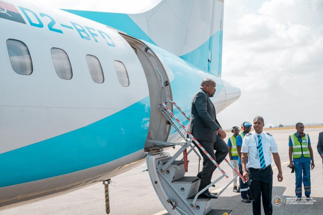 Le VPM de l'Intérieur Jacquemain Shabani Lukoo lors de son arrivée à Luanda capitale de l'Angola