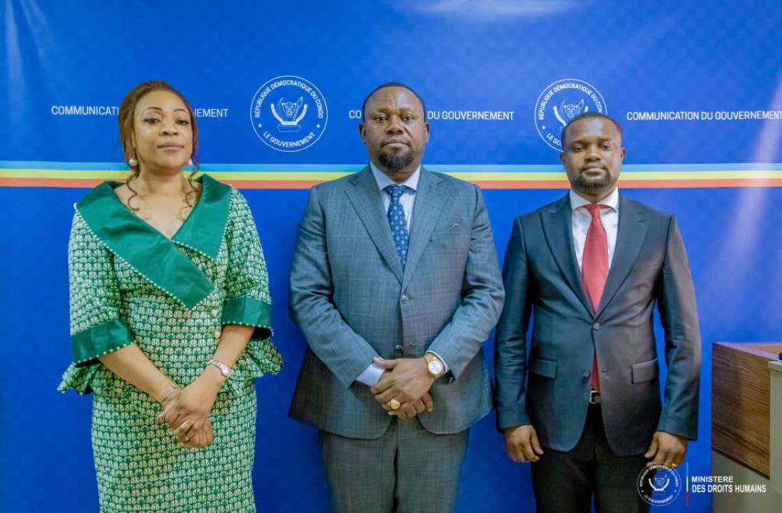 Le ministre de droits humains Samuel Mbemba au milieu, entouré des députés élus du Mont Amba à Kinshasa, Dorothée Madiya et Venance Eyanga