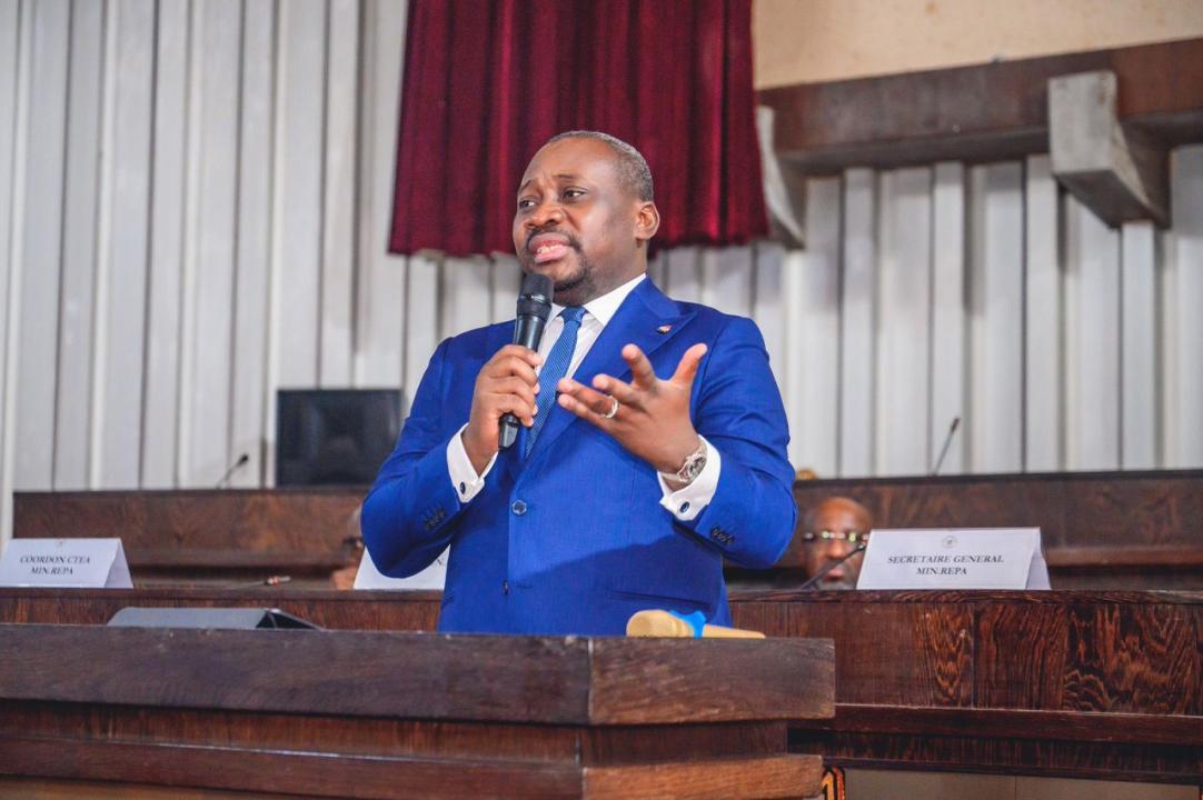 Le ministre d’État, ministre des Relations avec le Parlement, Maître Guy Loando Mboyo, lors d'un échange avec les agents et cadres de son administration