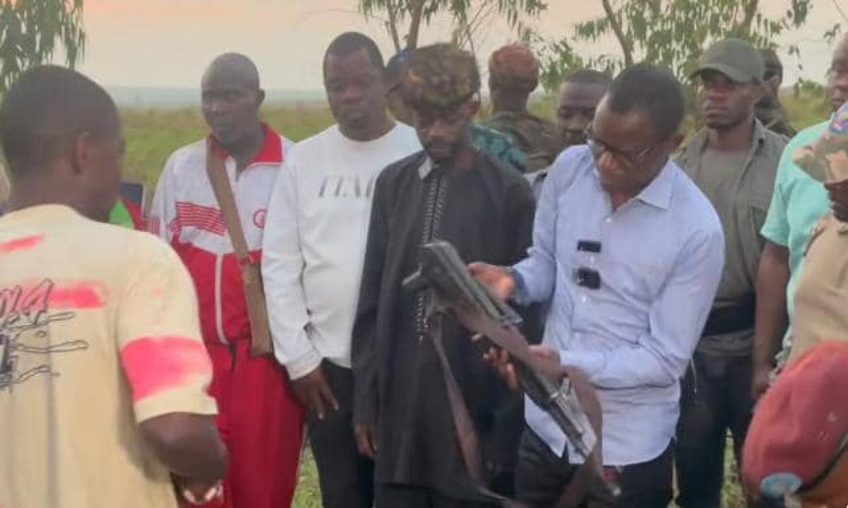 Le Ministre délégué à la Défense nationale en charge des anciens combattants, Éliezer NTAMBWE MPOSHI lors d'une cérémonie de reddition des Mobondos