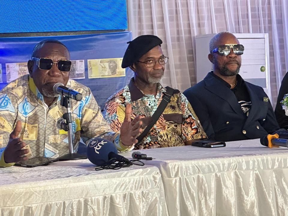 De gauche à droite : l'arrangeur de son Souzy Kasseya, le célèbre guitariste Pépé Felly Manuaku et le chanteur Manda Chante