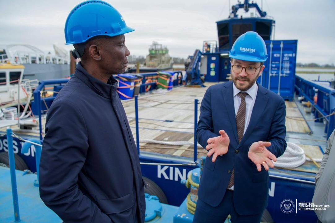 Le ministre de l'ITP, John Banza, et le directeur régional Afrique du groupe naval néerlandais Damen, Frédéric Van de Putte.