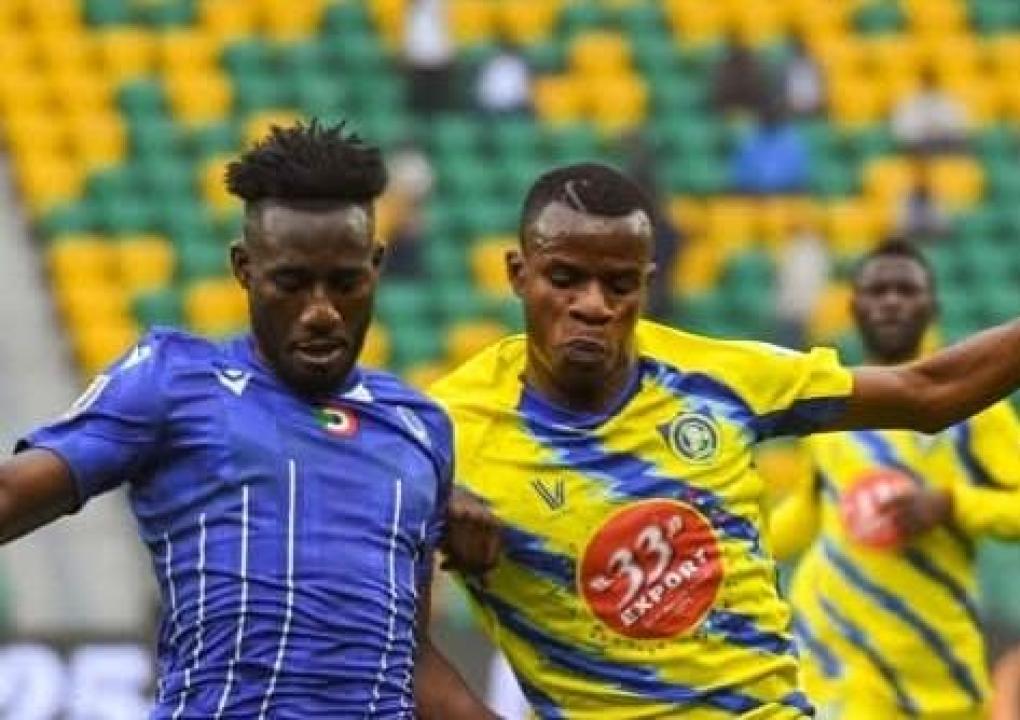 Un défenseur de Lupopo en duel avec un attaquant d'Al-Hilal Omdurman, au Stade Amahoro de Kigali.