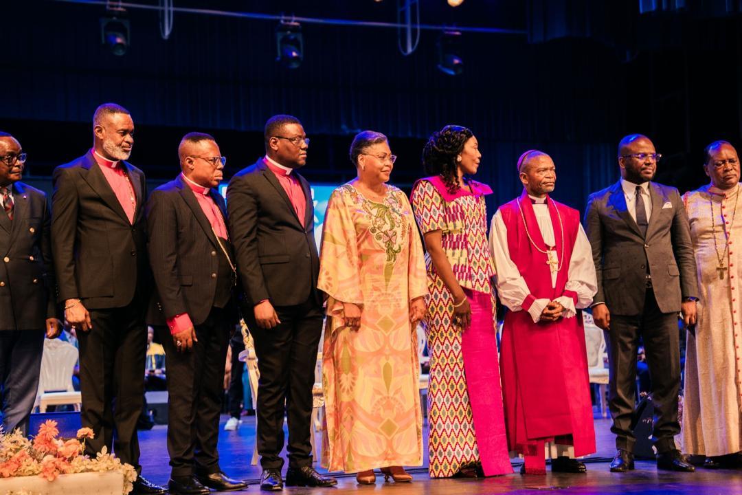 La Première Ministre Judith Suminwa entourée des hommes de Dieu dont l'archevêque Evariste Ejiba